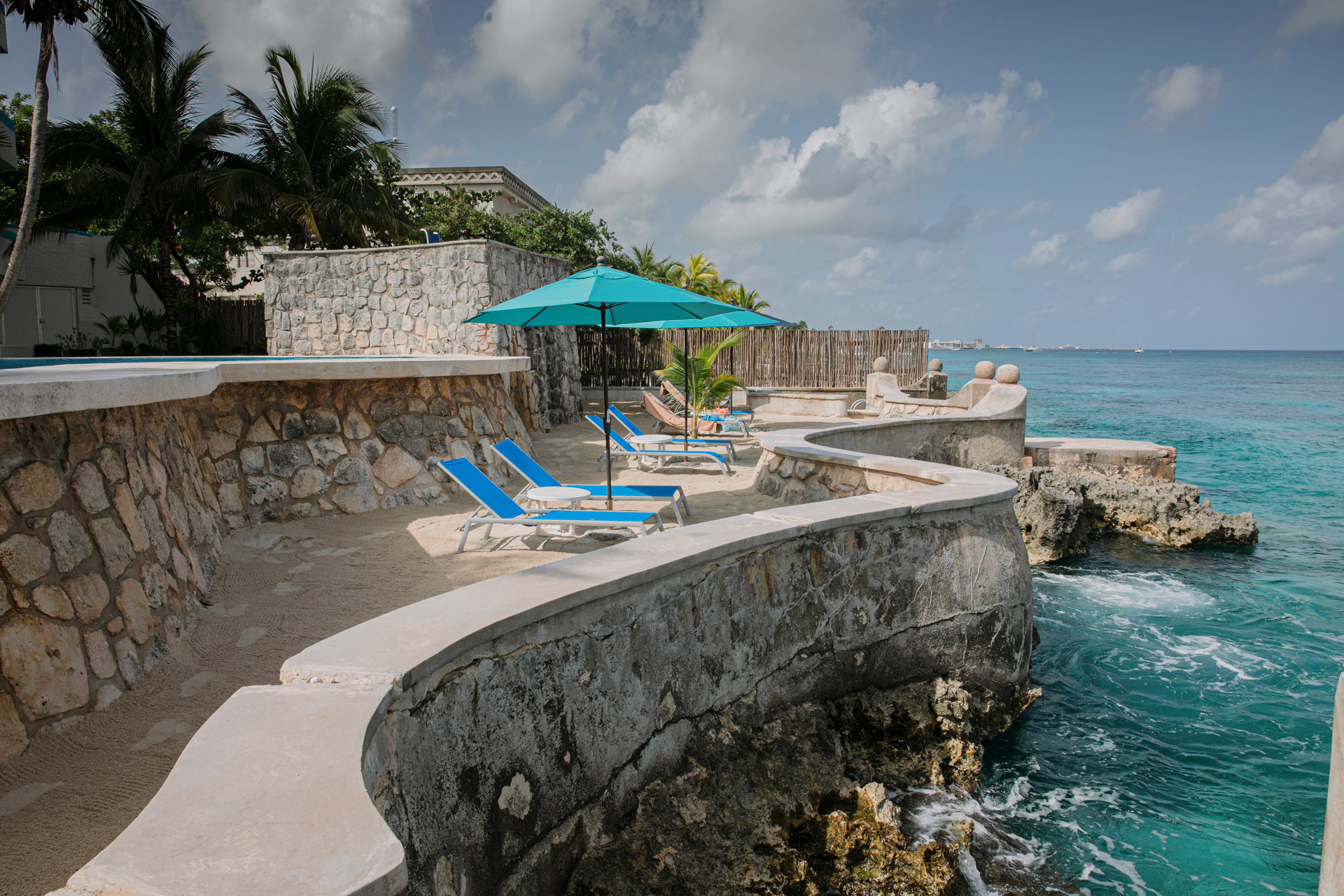 Piscina con vista al mar
